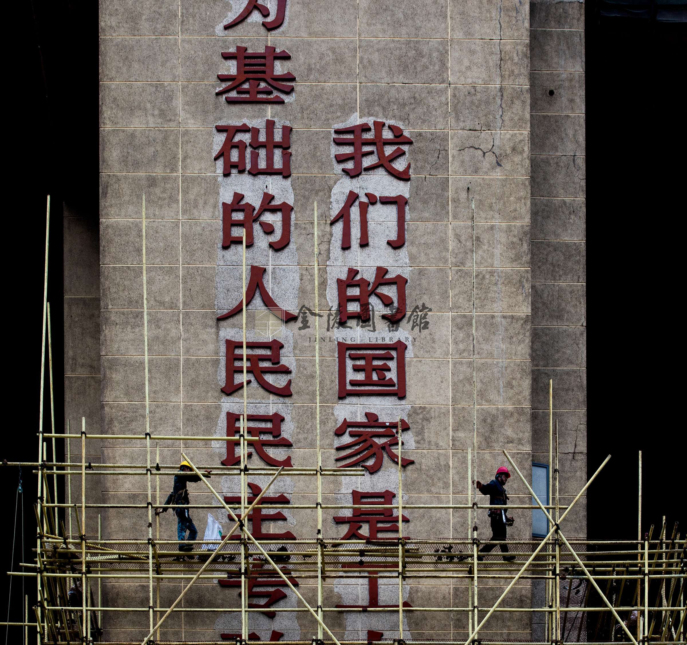 2017年10月10日，正桥钢梁喷砂除锈。薛晓红摄