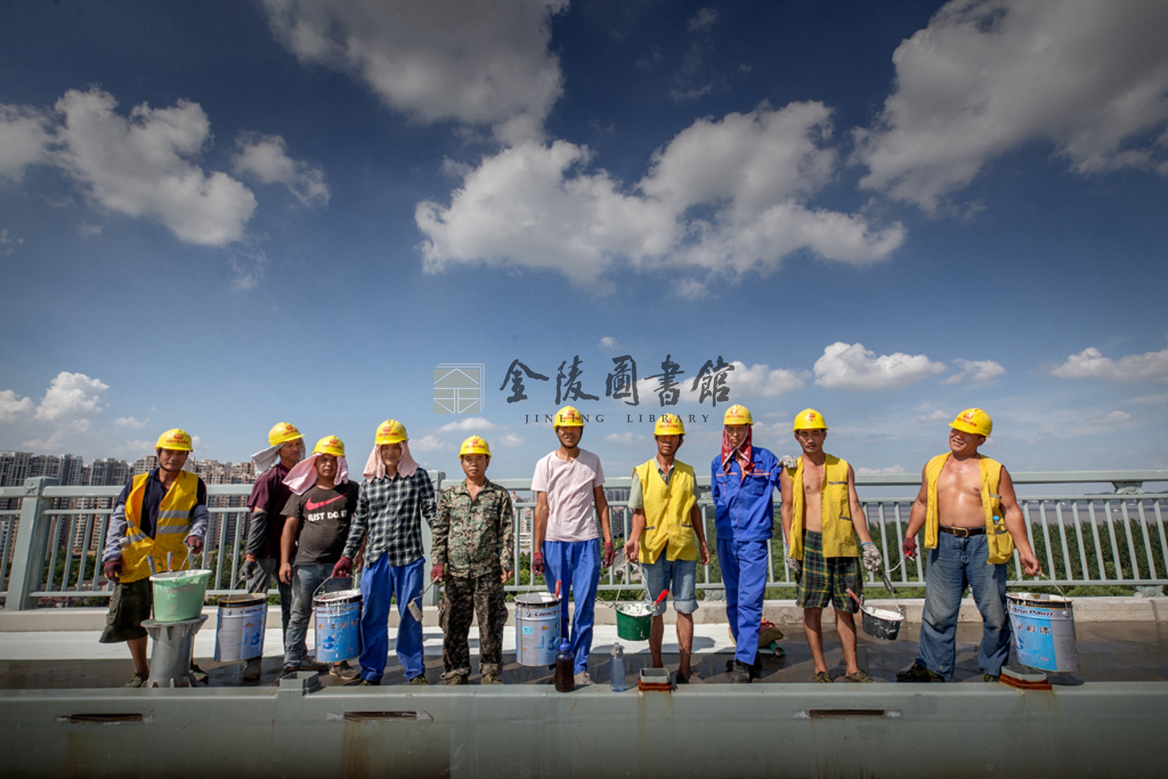 2018年9月22日，正桥桥面沥青浇筑施工中。 薛晓红摄